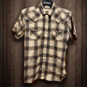 NWT. Ariat men’s retro slim fit to be worn untucked